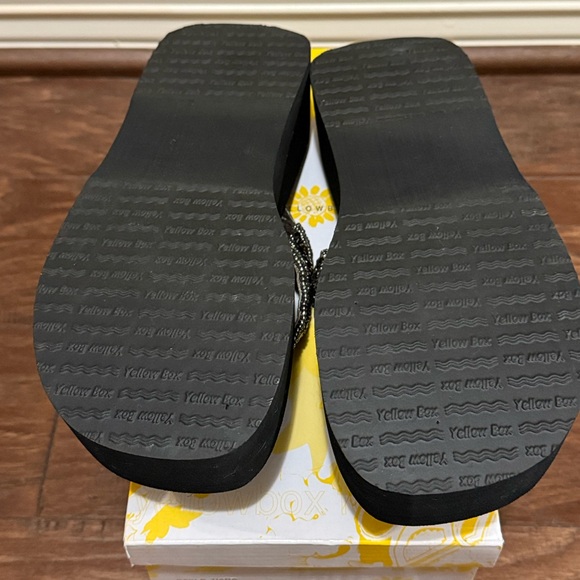 Yellow Box Women's Black and Gold Sandals New - Picture 5 of 8